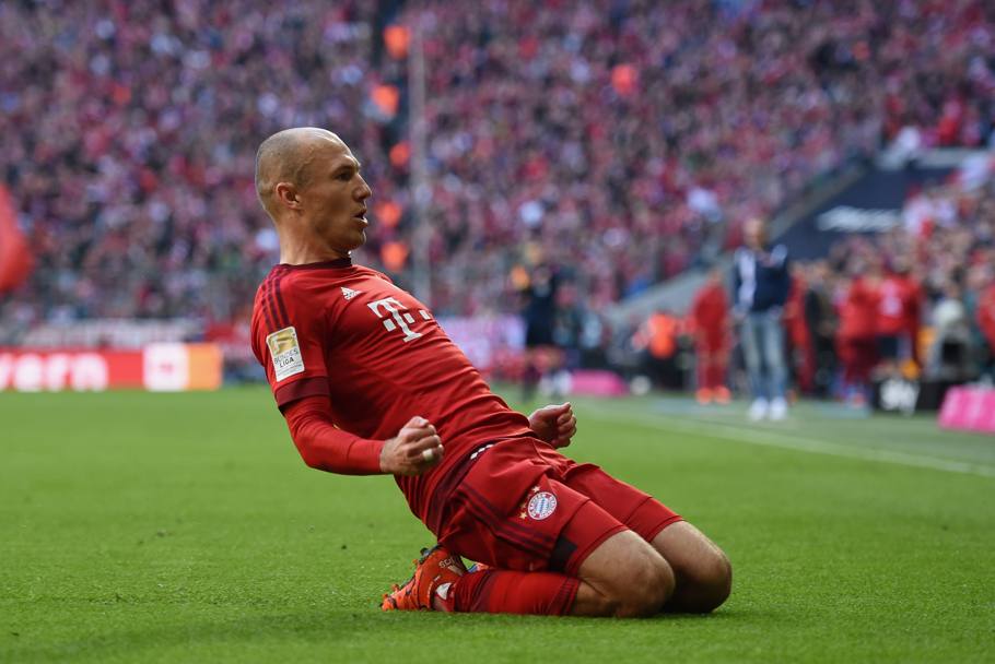 Robben a terra e senza guanti: sta festeggiando il gol dell&#39;1-0. Getty
